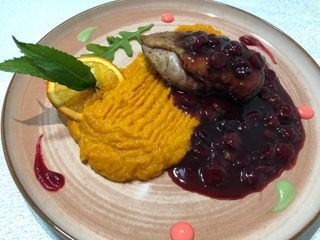 Piept de rata cu piure de dovleac si sos de visine