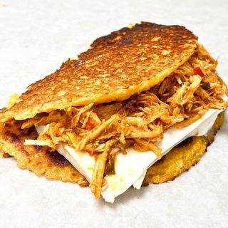 Cachapa De Pollo Y Queso De Mano