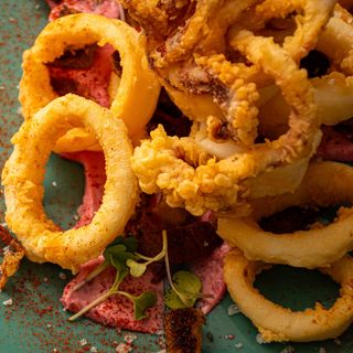 Fritura de calamares y gambones