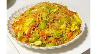Prženi pirinčani rezanci sa povrćem (18蔬菜炒粉干)