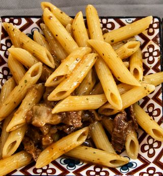 Mezze penne con straccetti di manzo e funghi