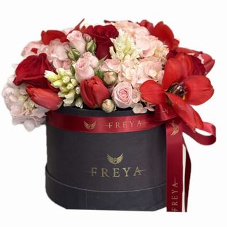 Cutie mică cu flori roșii si roz