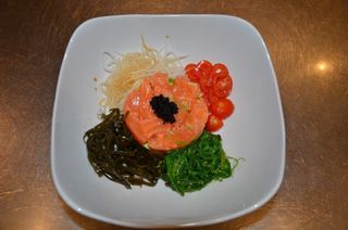 Tartar Salmón Con Tobico Y Trufa