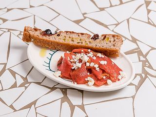 З печеним перцем та домашньою бринзою