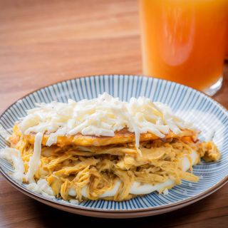 Cachapa con pollo y queso de mano