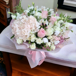 Buchet mix flori alb-roz pal