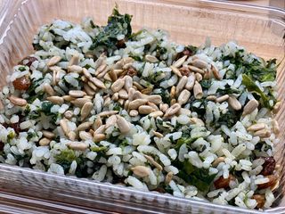 Plat d'arròs amb espinacs i pipes