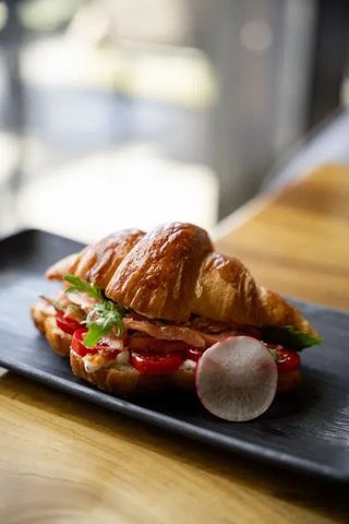 Круассан с семгой