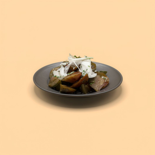 Tomate de temporada con cebolla y AOVE.