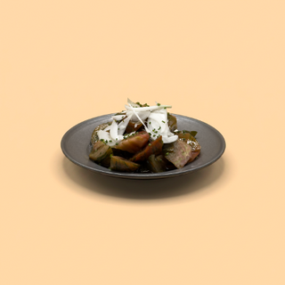Tomate de temporada con cebolla y AOVE.