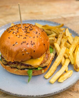 Chicken Micky Dee burger & cartofi prajiti