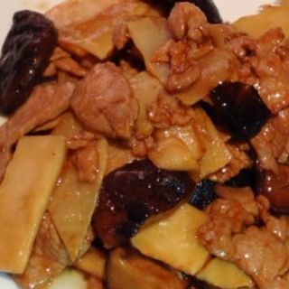 Cerdo Con Bambú Y Setas Chinas