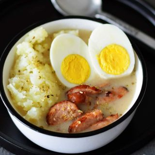 Żurek z jajkiem i kiełbasą