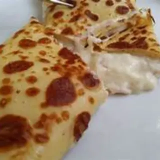 Crep Tres Quesos: Mozzarella, Brie, y Roquefort