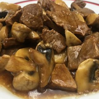 Ternera con champiñones y ajetes