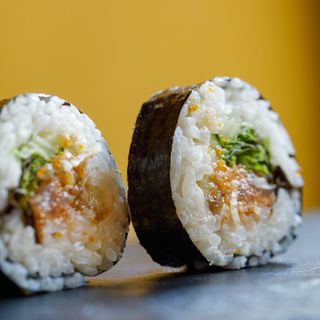 Sushi rollo con atún picante (6 pzs.)