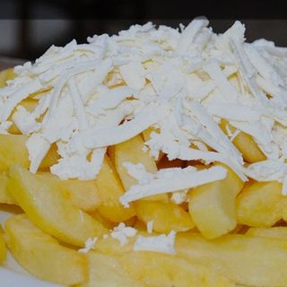 Patatas Con Bacon Y Queso Rallado