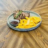 T-bone maturat, preparat la grătar cu abur  cu cartofi prajiti