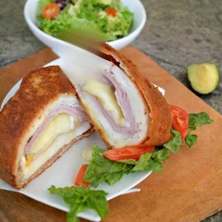 Rulou din piept de pui cu șunca și cas