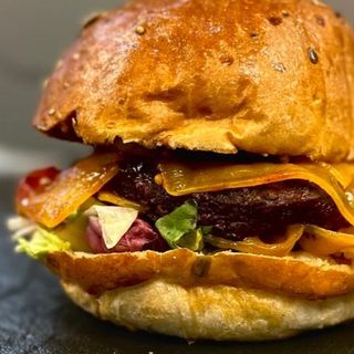 Cheesy burger, cartofi wedges