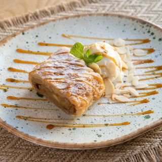 Штрудель з яблуками та горіхами