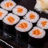 Shake maki (8 piezas) 