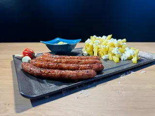 Meniu carnati la gratar, cartofi cu branza si salata