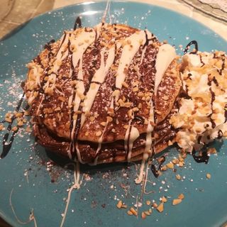 Pancake  e Crema di nocciole e granella di noccioline