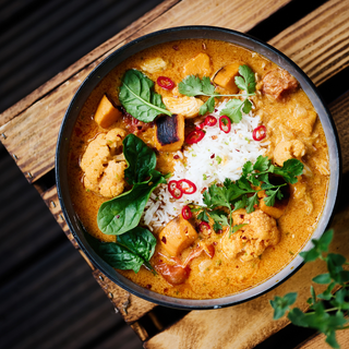 Curry rojo con arroz y verduras