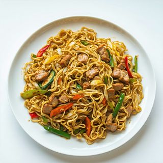 Spaghete prăjite cu carne de porc şi ou