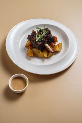 Томленое ребро конины с картофелем