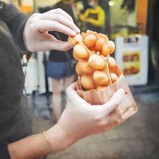 Bubble Waffle + Caramel Macchiato cold 