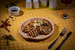 Cotlet de porc cu telemea si mamaliguta 
