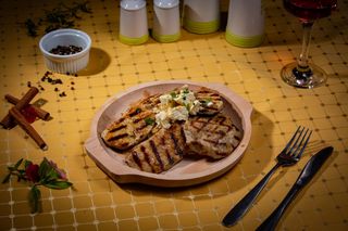 Cotlet de porc cu telemea si mamaliguta 