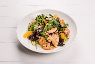 Теплый салат с морепродуктами