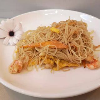 305. Spaghetti di Riso Con Gamberi e Verdure