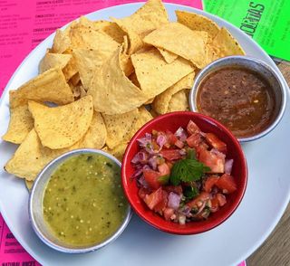 Totopos Y Salsas Caseras