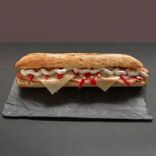 Baguette Lomo Y Queso Edam con pimiento del piquillo y mayonesa