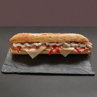 Baguette Lomo Y Queso Edam con pimiento del piquillo y mayonesa