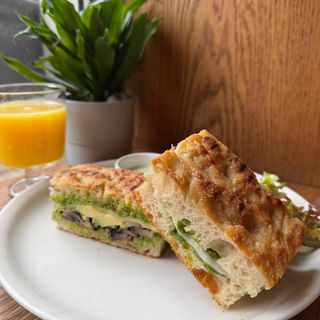 Foccacia sandwich z pesto pistacjowym i kurczakiem + Coca Cola