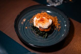 Alheira montada em Grelos, Broa frita e Ovo escalfado