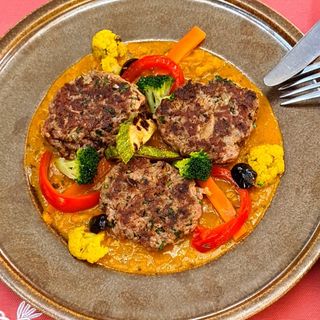 "Boulettes d agneau, sauce curry, pommes écrasées...