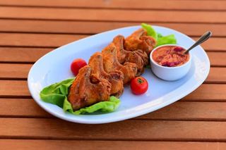 Aripioare picante cu cartofi prăjiți si sosul casei