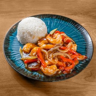 Gamberi con verdure servito con riso bianco