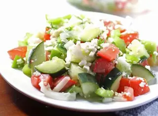 Salata de rosii si castraveti cu branza