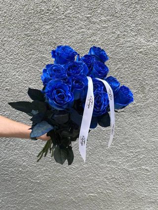 Oryginalny bukiet z niebieską różą