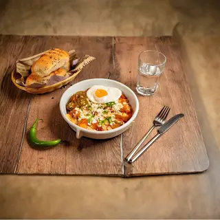 Picioci pârgăliți cu salsa de queso și castraveciori murați