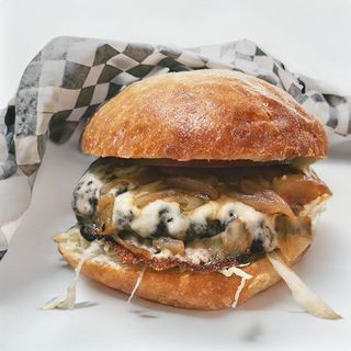 Hamburguesa con Queso y Cebolla Caramelizada