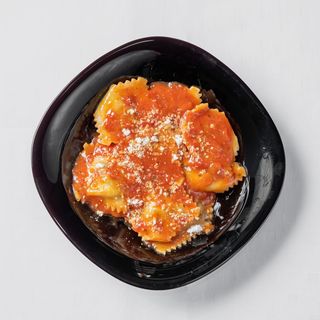 Ravioli ripieni di ricotta al pomodoro