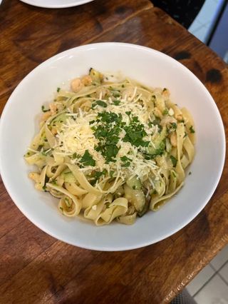 Spaghetti con zucchini e gamberetti